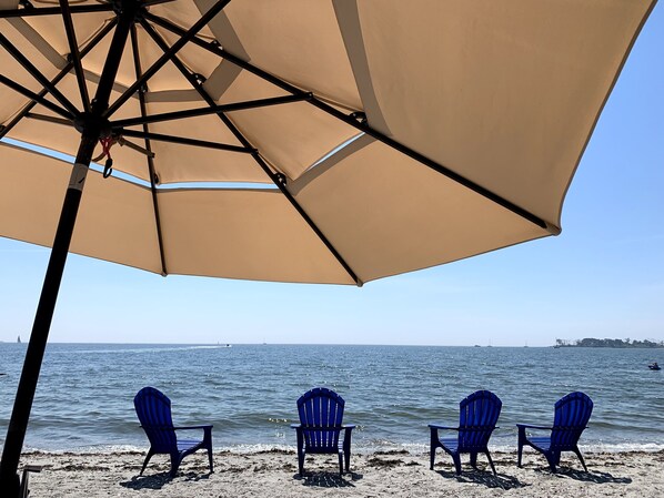 Sur la plage, chaise longue, serviettes de plage