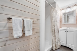 Dusche, Haartrockner, Handtücher, Seife