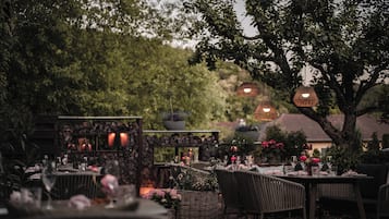 Lunch and dinner served, local and international cuisine