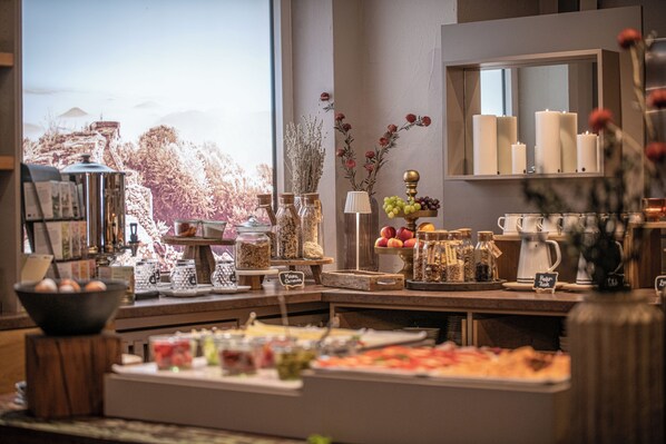 Serveert lunch en diner, lokale en internationale gerechten