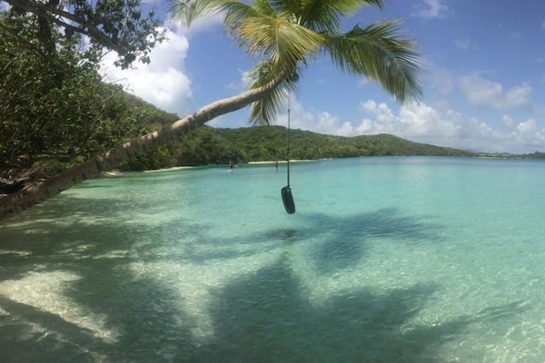 Sulla spiaggia, lettini da mare, teli da spiaggia