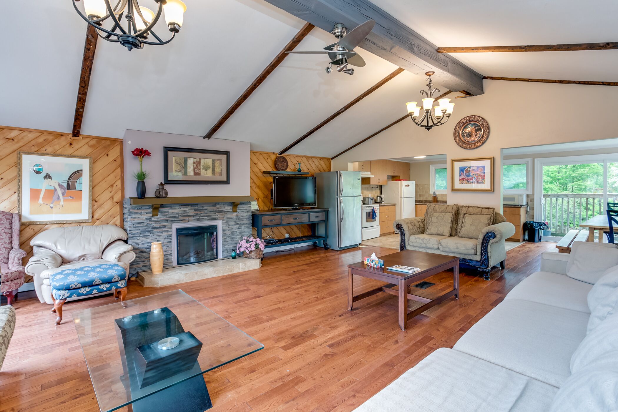 7 Bdrm Chalet with Outdoor Pool (for Summer) and Hot Tub in Blue Mountain