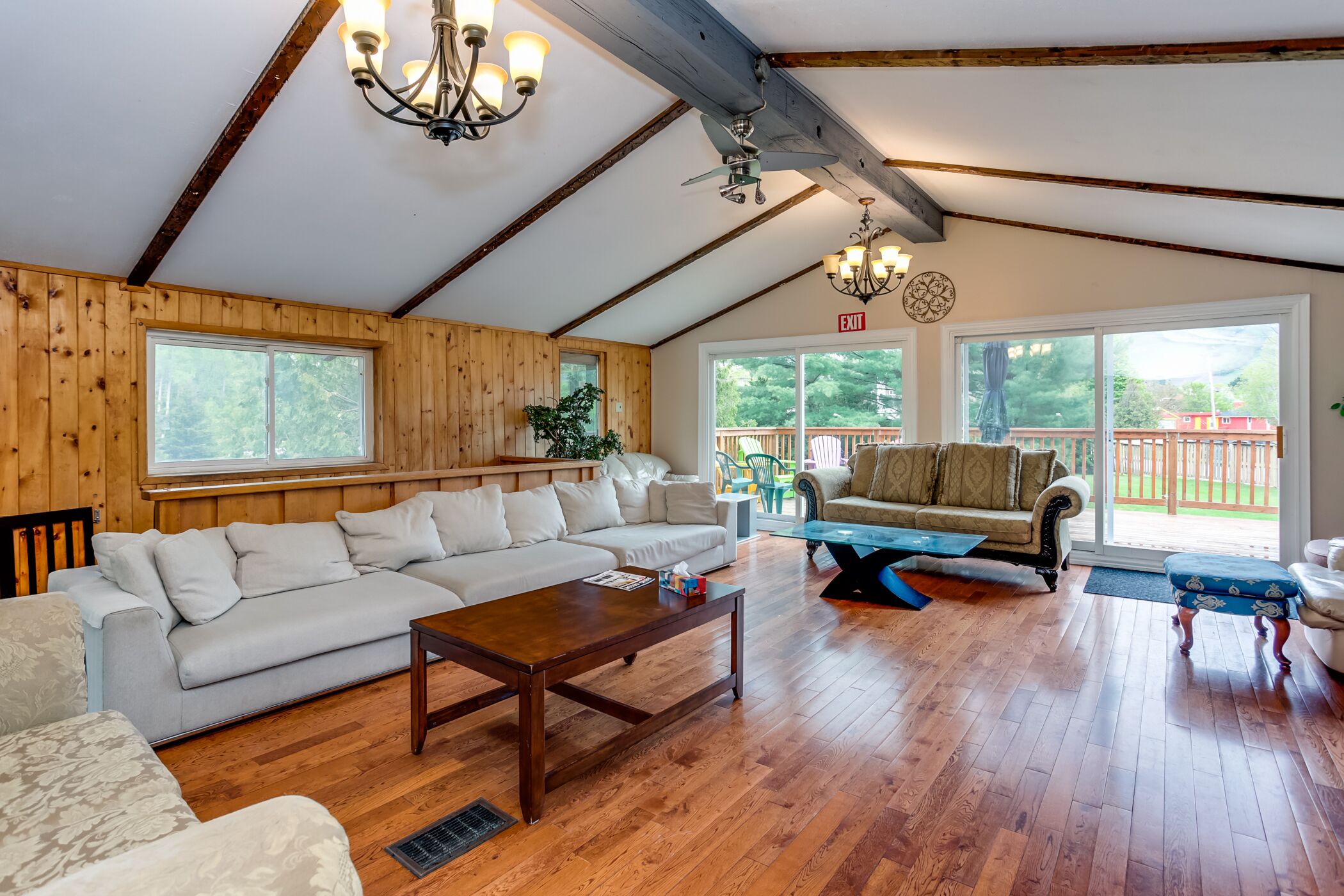 7 Bdrm Chalet with Outdoor Pool (for Summer) and Hot Tub in Blue Mountain