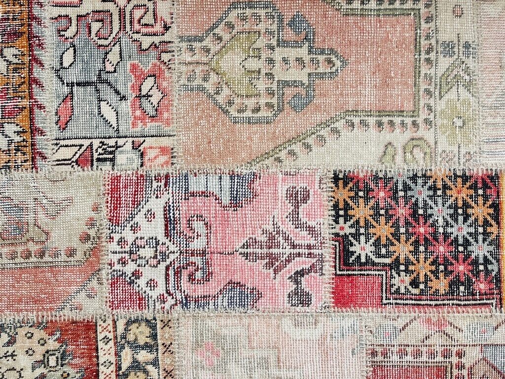 Un gros plan d’un tissu présentant différents motifs et dessins.