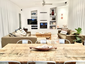 Smart TV, chimenea, reproductor de DVD y libros