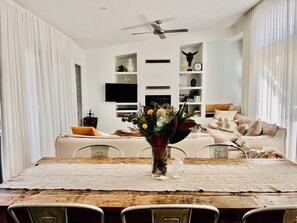 Smart TV, fireplace, DVD player, books - The Sea Life: Moments to Beach + Private Outdoor Bath + Fireplace + Firepit (Manyana)