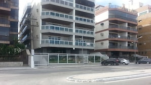 Un parking à plusieurs étages, doté d’une entrée sécurisée par une barrière et où plusieurs voitures sont stationnées.