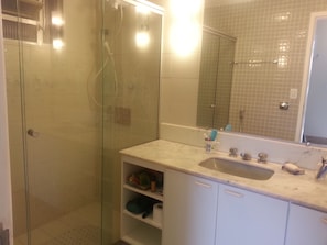 Shower, bidet, soap, toilet paper - 4 bedrooms apartment Praia do forte - Cabo Frio RJ (Cabo Frio)