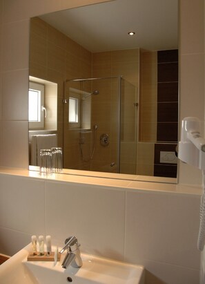 Een douche, een haardroger, handdoeken