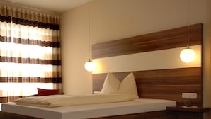 A modern bedroom with a wooden headboard, a large bed, two bedside lamps, and a red pillow. - Hotel & Brauereigasthof Püttner (Schlammersdorf)