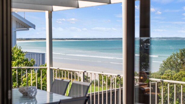 A balcony with a view of the beach and ocean. - Beachfront - elevated ocean views (Port Fairy)
