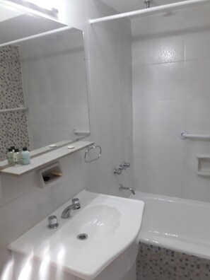 Superior-Apartment, 1 Queen-Bett und Schlafsofa, Nichtraucher, Stadtblick | Waschbecken im Bad