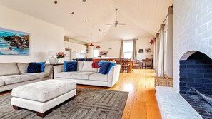 Smart TV, fireplace - Kinsale Cottage - perfect central location (Port Fairy)