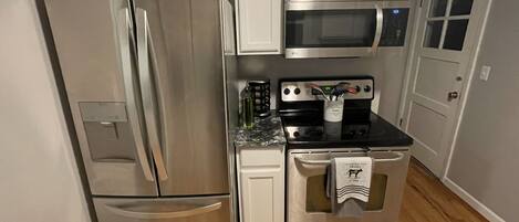 Køleskab, mikrobølgeovn, ovn, kogeplade