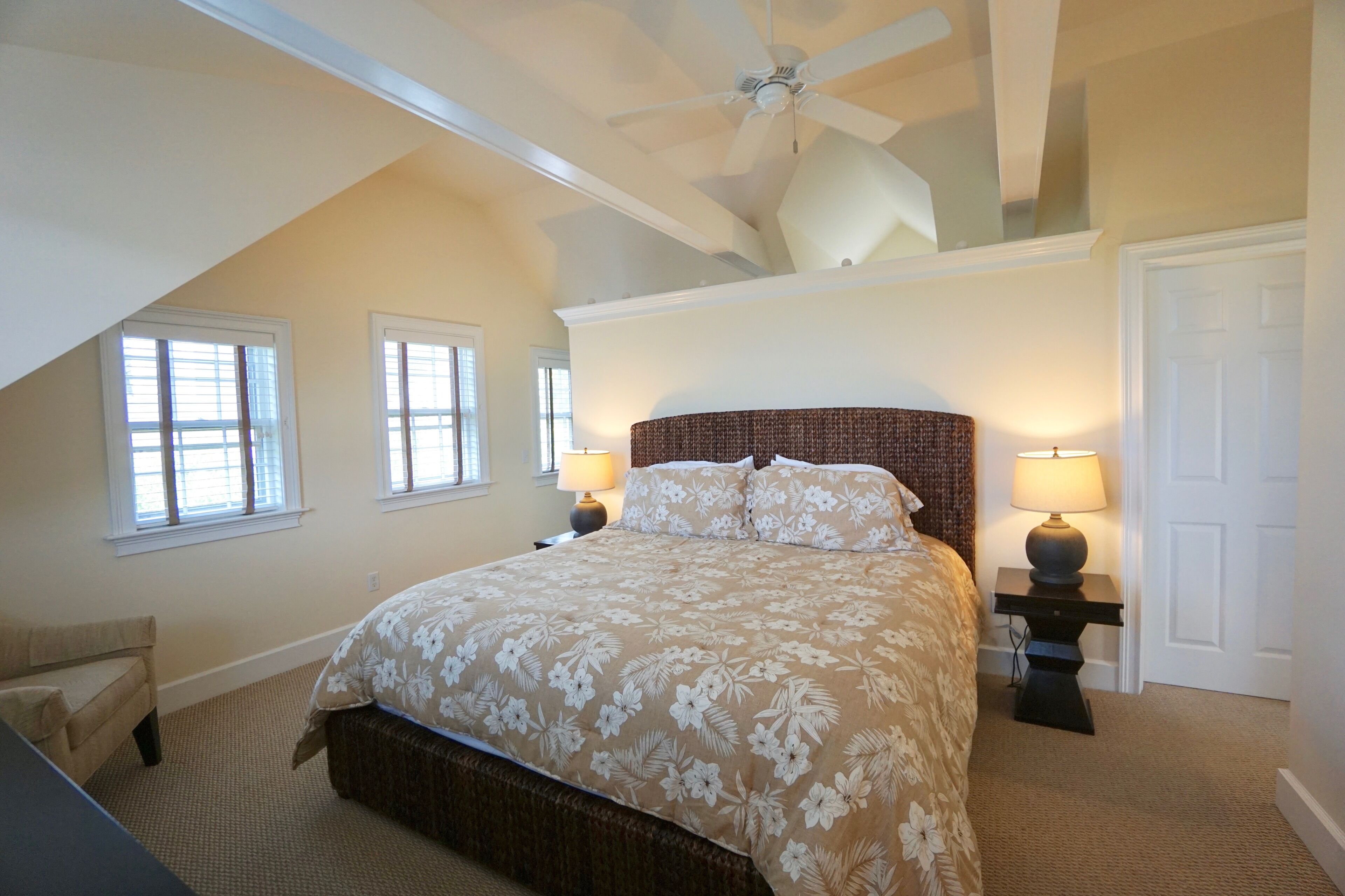 3 dormitorios, escritorio, tabla de planchar con plancha y cuna de viaje