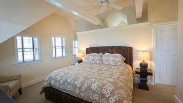 3 slaapkamers, een bureau, een strijkplank/strijkijzer, reisbedje