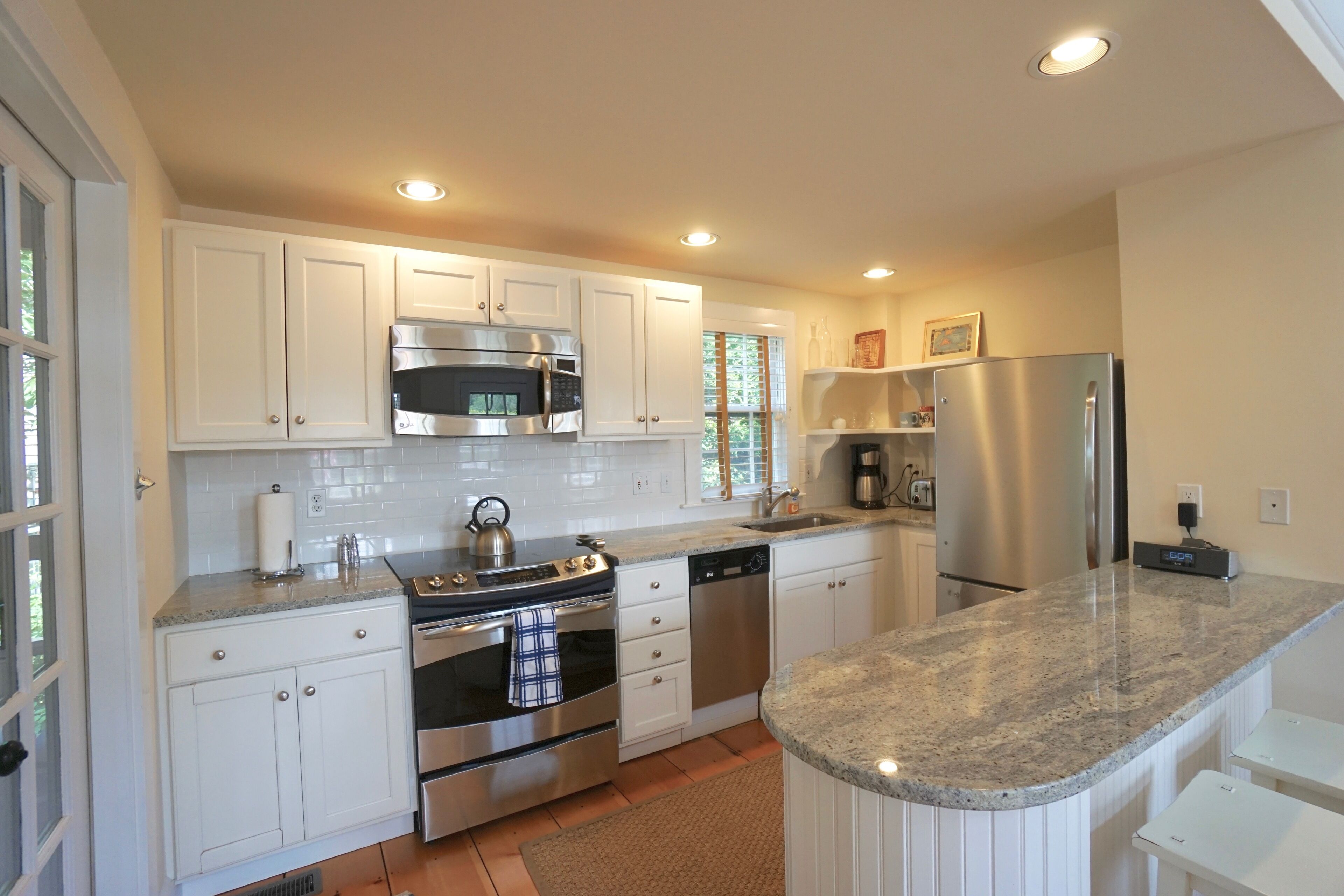 Gorgeous home in town 3 br/3ba ,screened porch- 3 levels of living & parkingx2 