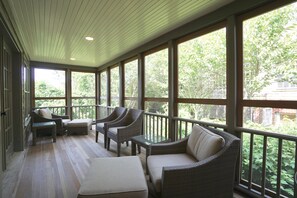 Property grounds - Gorgeous home in town 3Bed 3 bath. screened porch- 3 levels of living & parking (Nantucket)