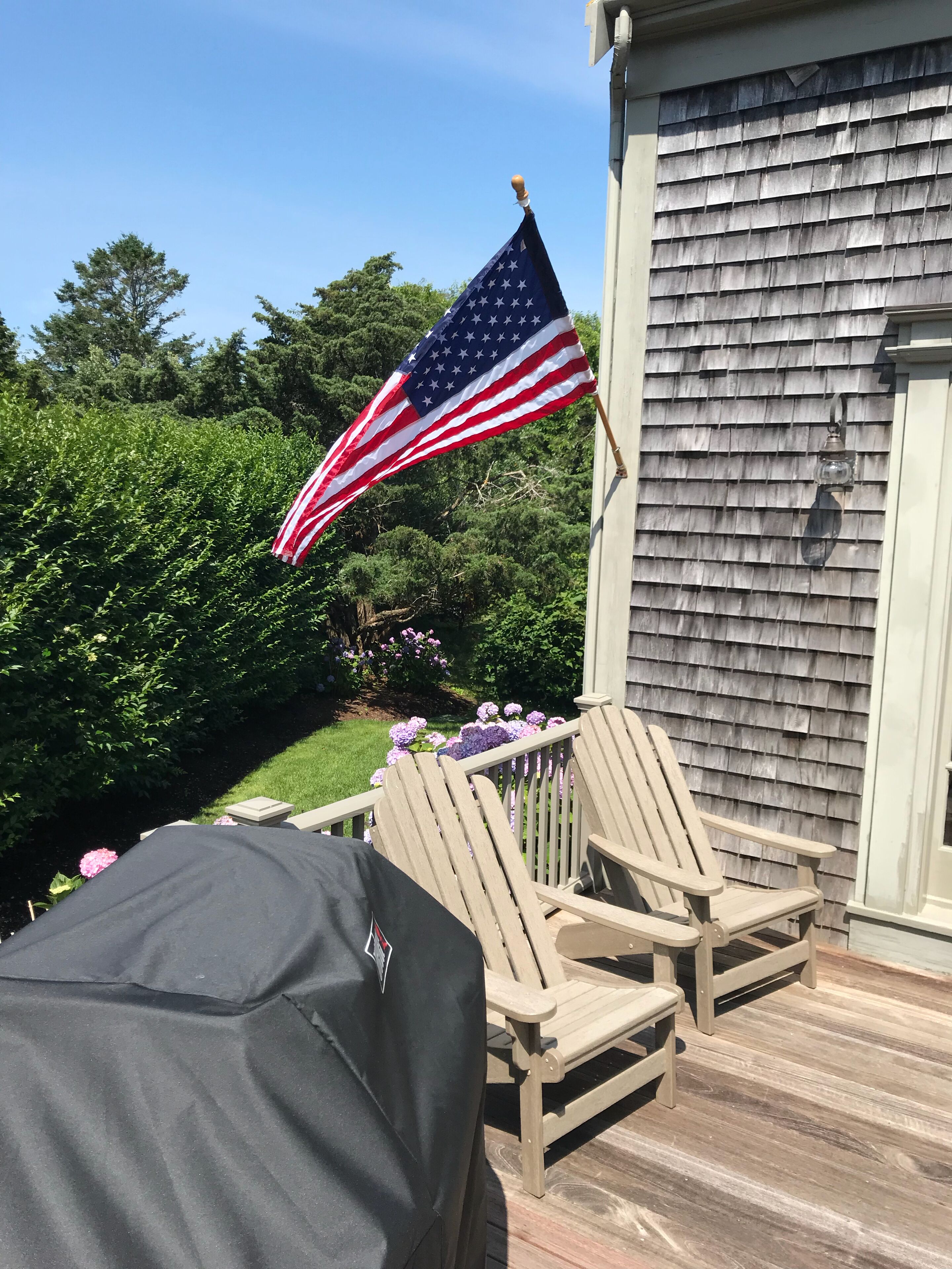 Gorgeous home in town 3 br/3ba ,screened porch- 3 levels of living & parkingx2 