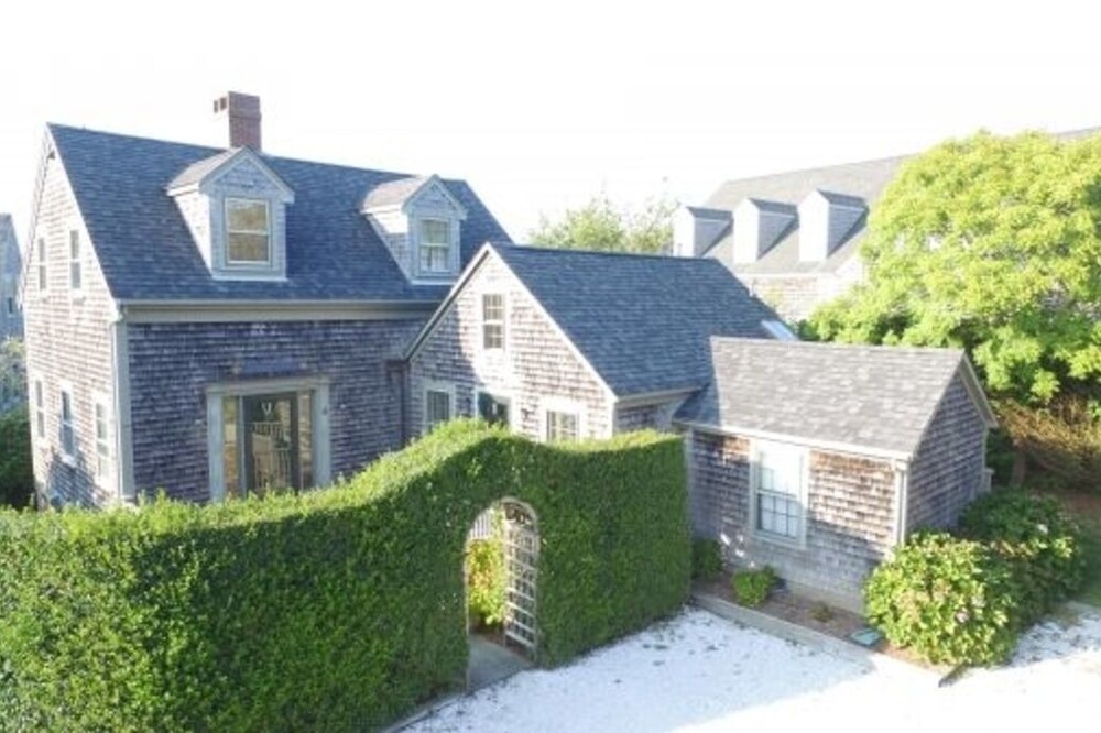 Gorgeous home in town 3 br/3ba ,screened porch- 3 levels of living & parkingx2