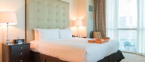 Televisión de pantalla plana, estación para iPod, películas con cargo