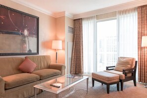 Suite panoramica, 1 letto king con divano letto, non fumatori, vista città | Soggiorno | TV a schermo piatto 42 pollici con canali via cavo, TV
