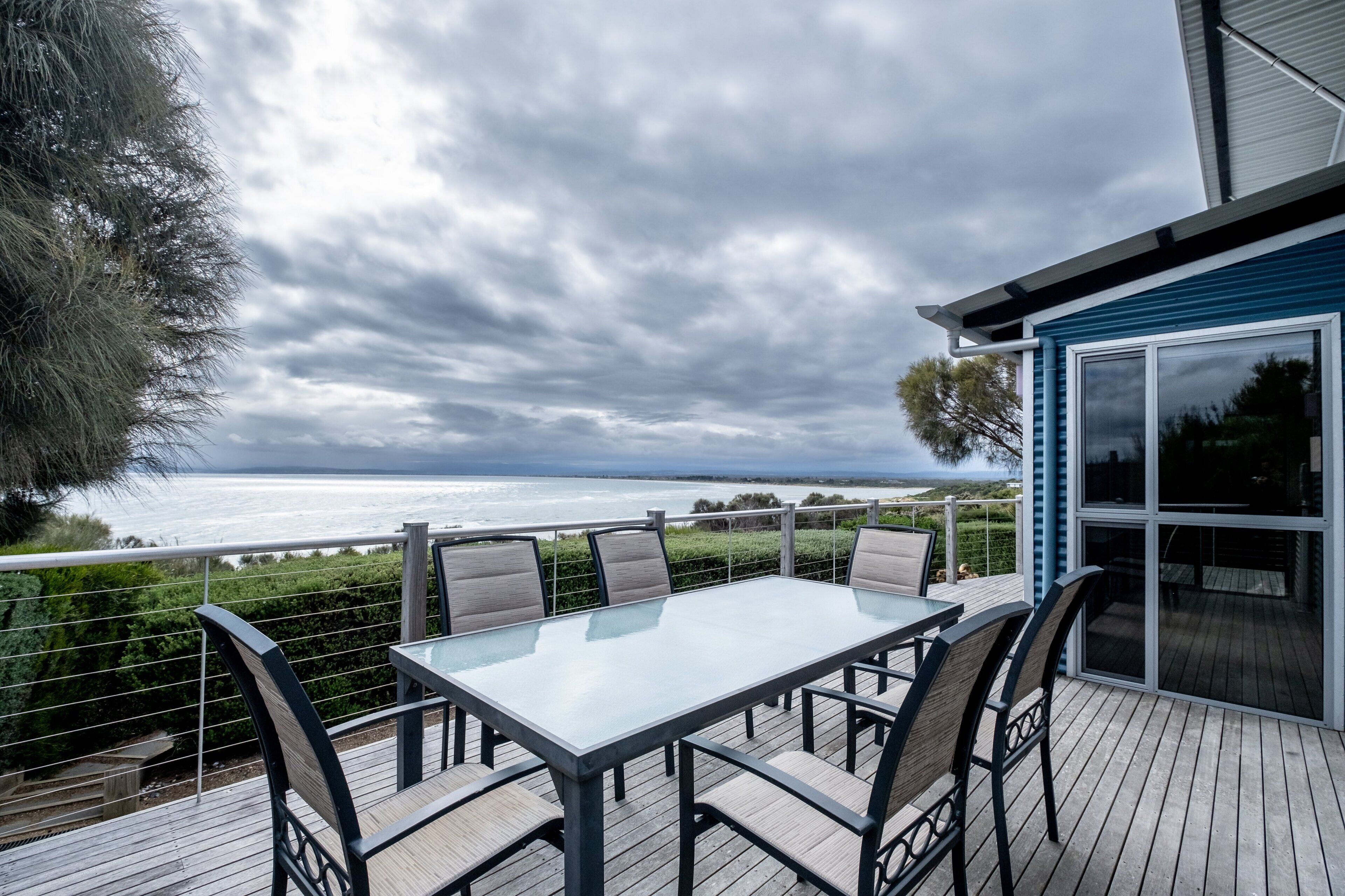 Spectacular Ocean Views. 5 minute walk to the beach. Free wifi. Outdoor dining.