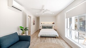5 bedrooms, iron/ironing board, internet, bed sheets