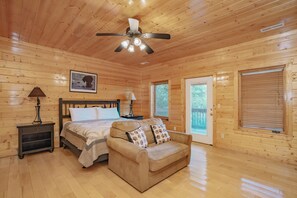 5 bedrooms, desk, iron/ironing board, free WiFi