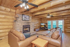 TV, fireplace, video games, DVD player - Great Smoky Lodge: Spectacular Views, Elegant, Top Amenities, near Gatlinburg & Area Attractions (Gatlinburg)