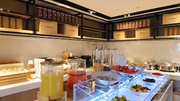 Daily buffet breakfast (CNY 38 per person)