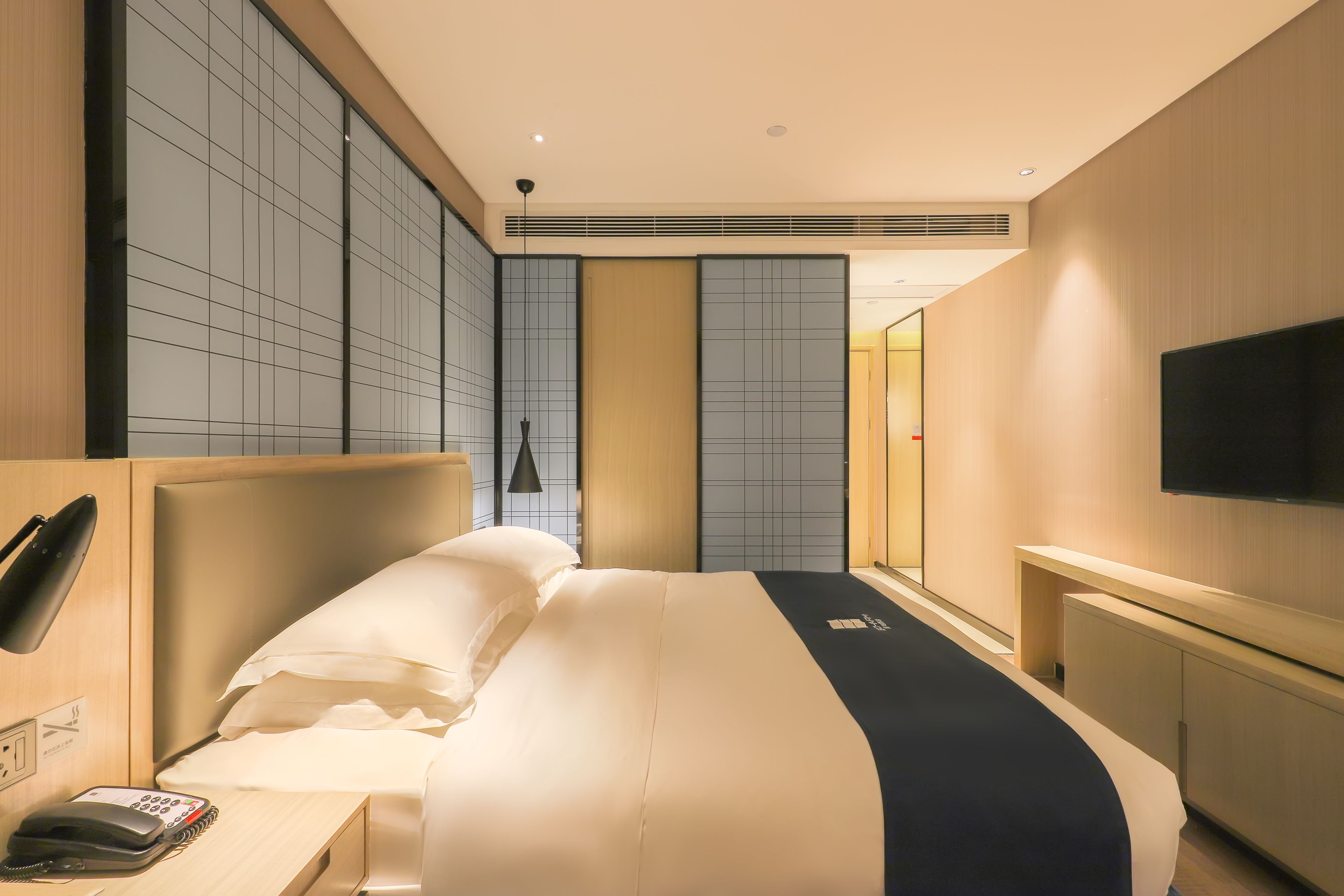 مكتب وستائر تعتيم وتجهيزات عازلة للصوت وواي فاي مجانًا