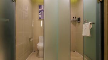 Superior Twin Room | Bathroom | Shower, free toiletries, hair dryer, slippers