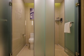 Superior Twin Room | Bathroom | Shower, free toiletries, hair dryer, slippers