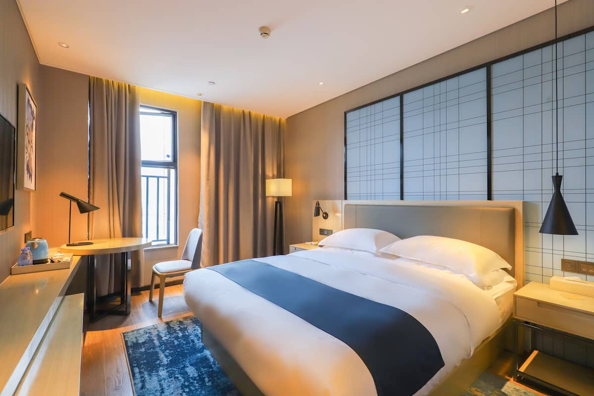 Design Double Room | Desk, blackout drapes, soundproofing, WiFi (free)
