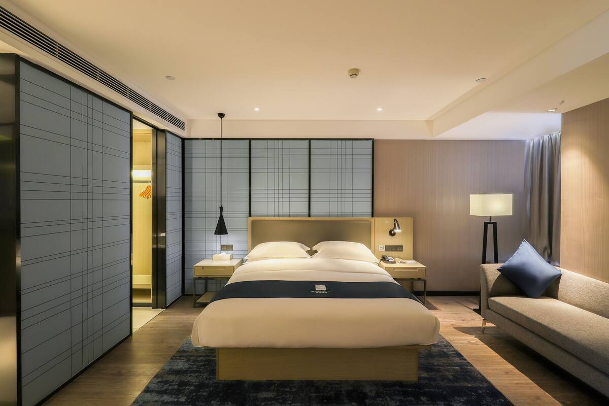 Deluxe Double Room | Desk, blackout drapes, soundproofing, WiFi (free)