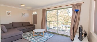 Cobb & Co - 3/39 Cobbon Cres