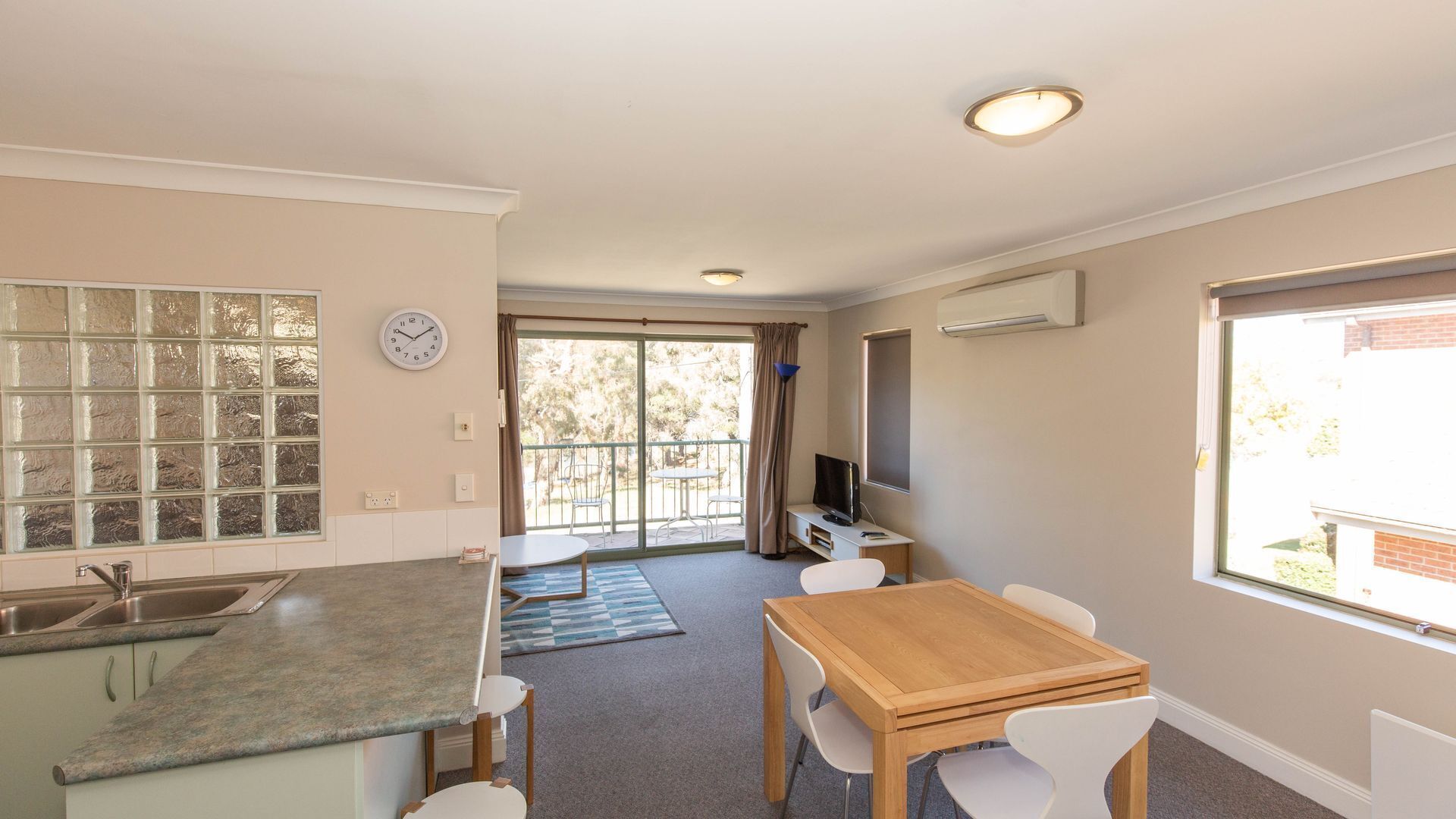 Cobb & Co - 3/39 Cobbon Cres — image 2