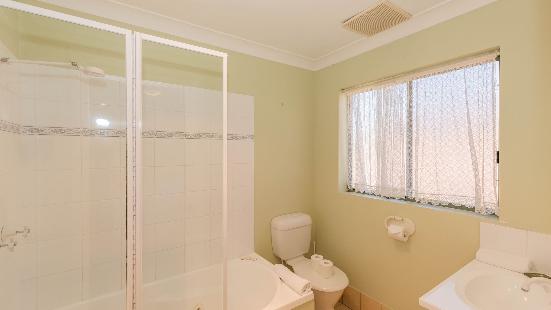 Cobb & Co - 3/39 Cobbon Cres — image 4