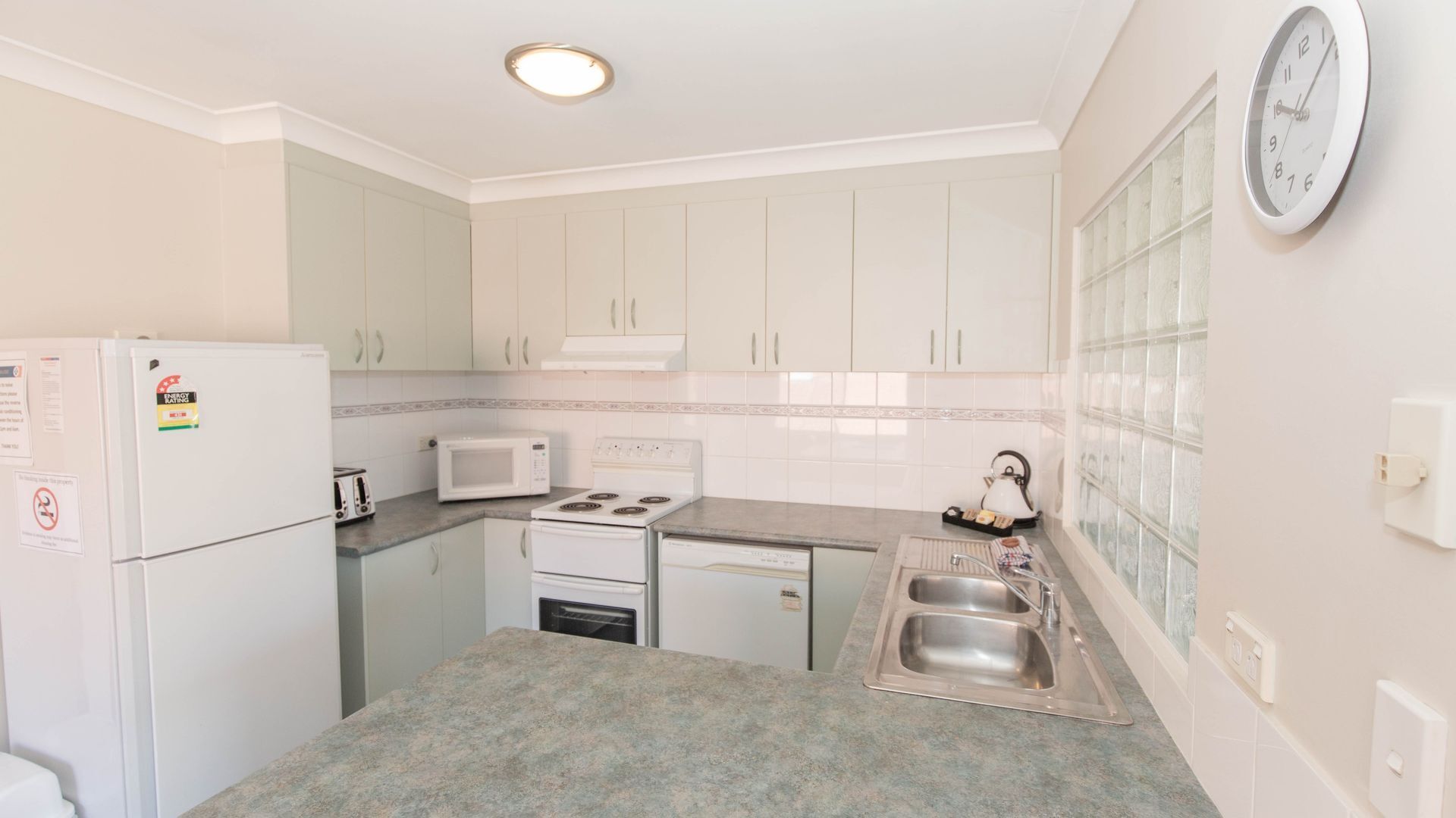 Cobb & Co - 3/39 Cobbon Cres — image 3