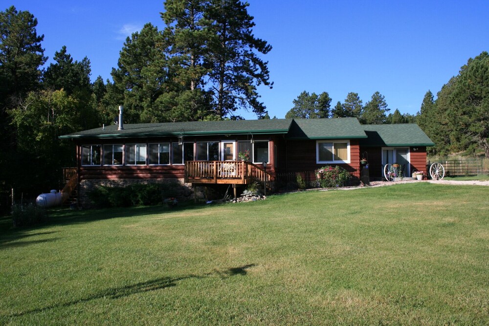 Borders National Forest/Sleeps 8-Close to Town/Privacy Yes!
