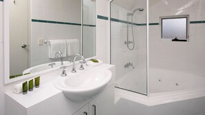 Combined shower/tub, jetted tub, towels