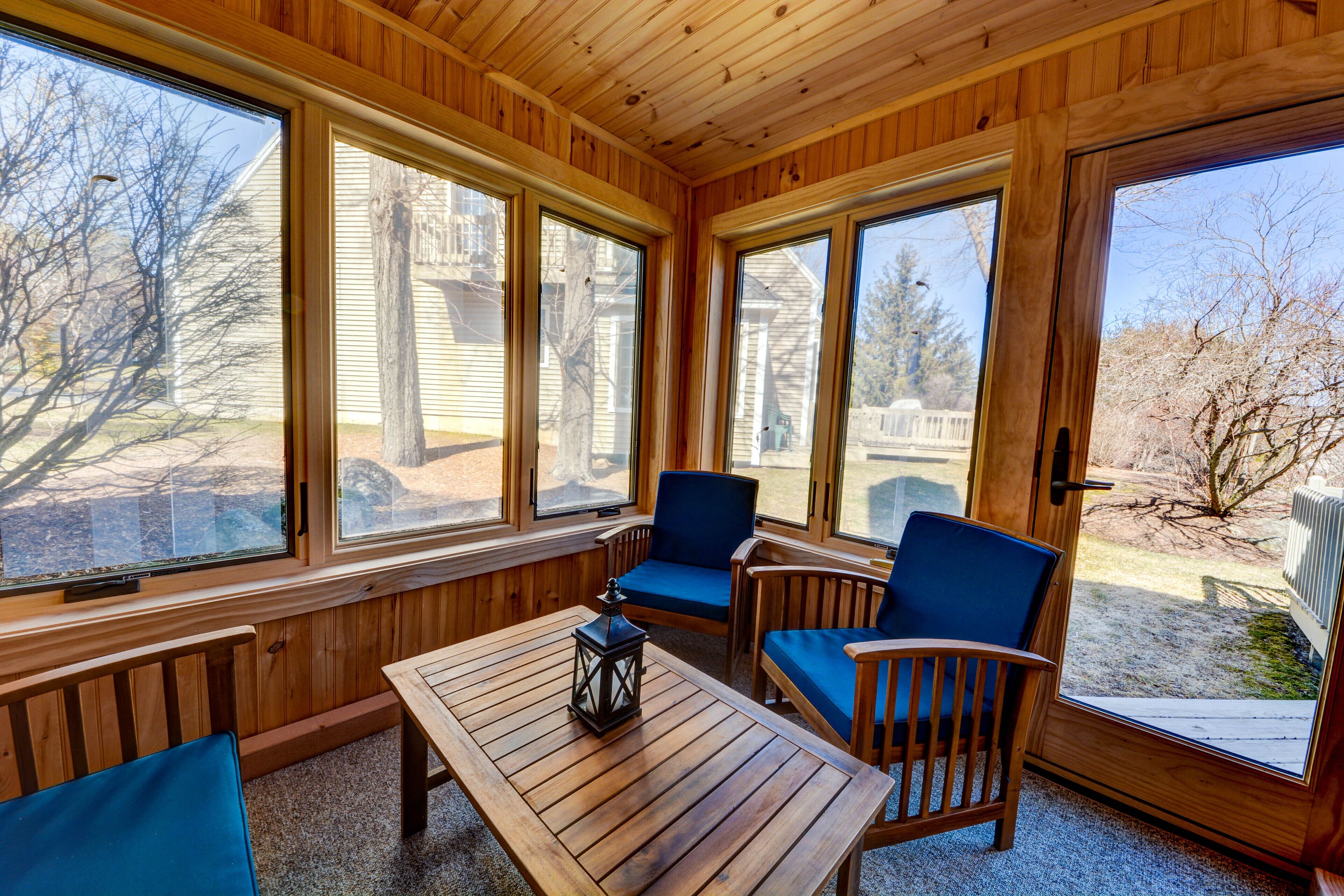 Beautiful 2 Bedroom with Loft and Pool, Steps to beach and Lake Winni