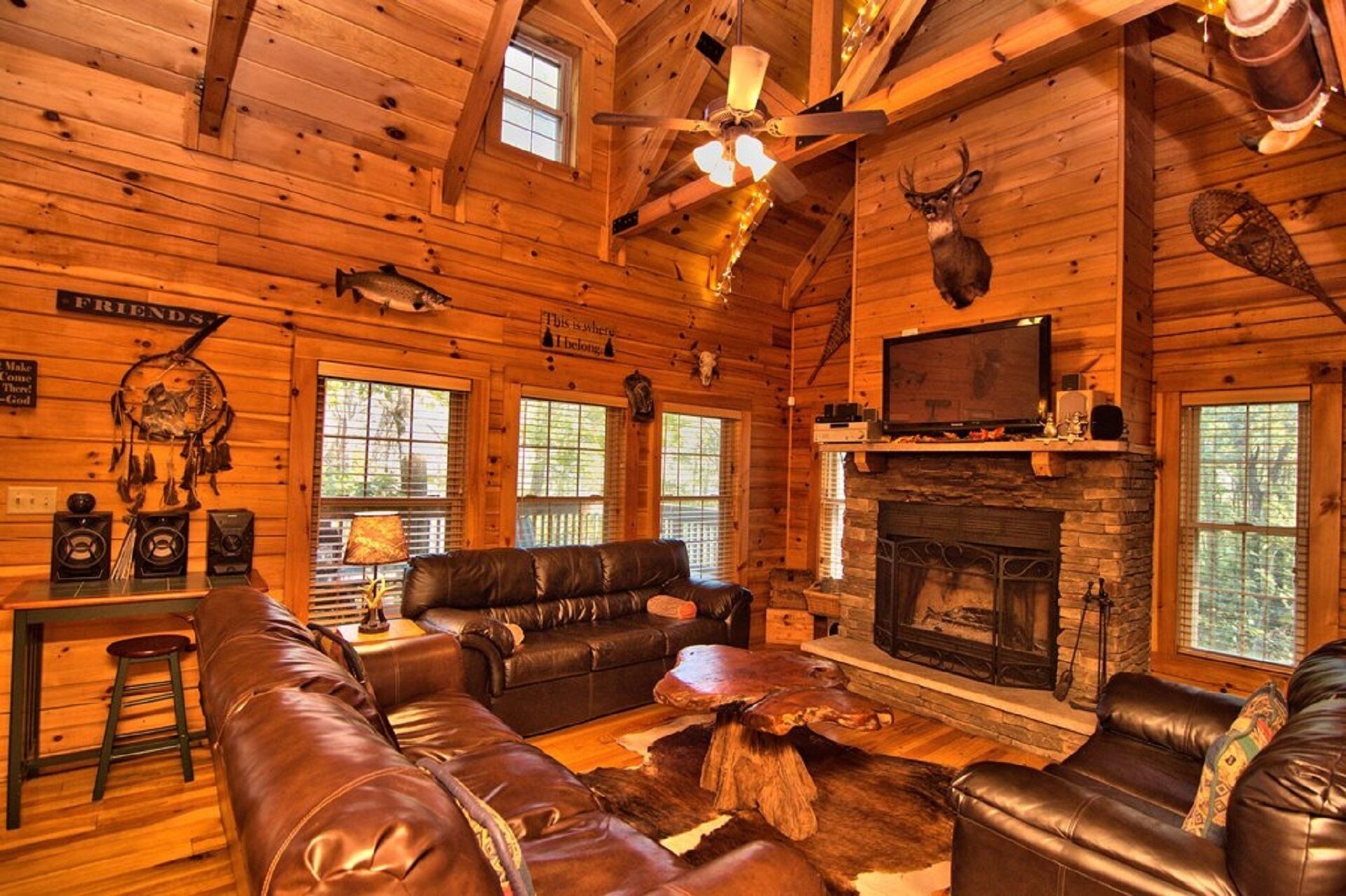 Log Cabin 2 acres borders Lehigh River & Trail-Game room, Bar, Fire Pit, hot tub