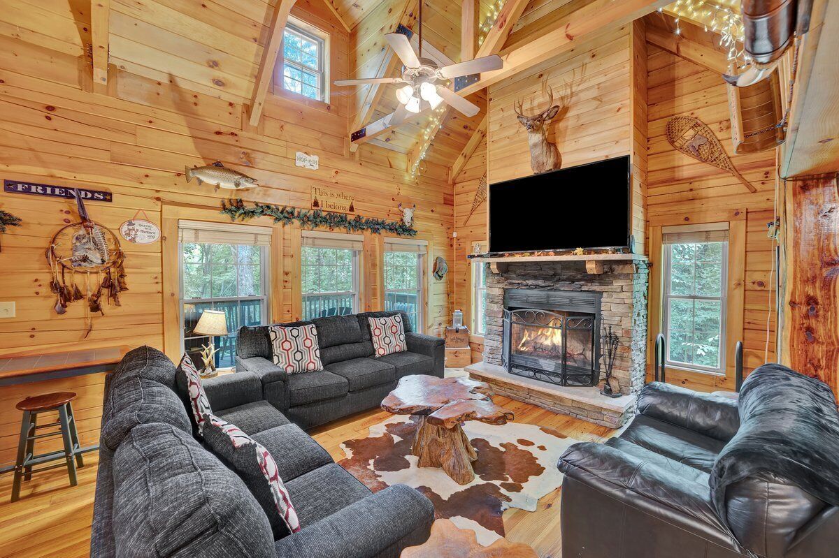 Log Cabin 2 acres borders Lehigh River & Trail-Game room, Bar, Fire Pit, hot tub