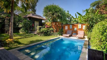 Outdoor pool, pool loungers