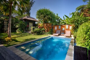 Outdoor pool, sun loungers - relaxing villa in canggu (Canggu)