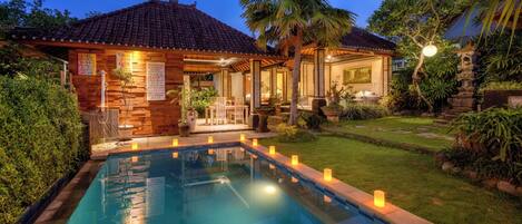 Outdoor pool, pool loungers