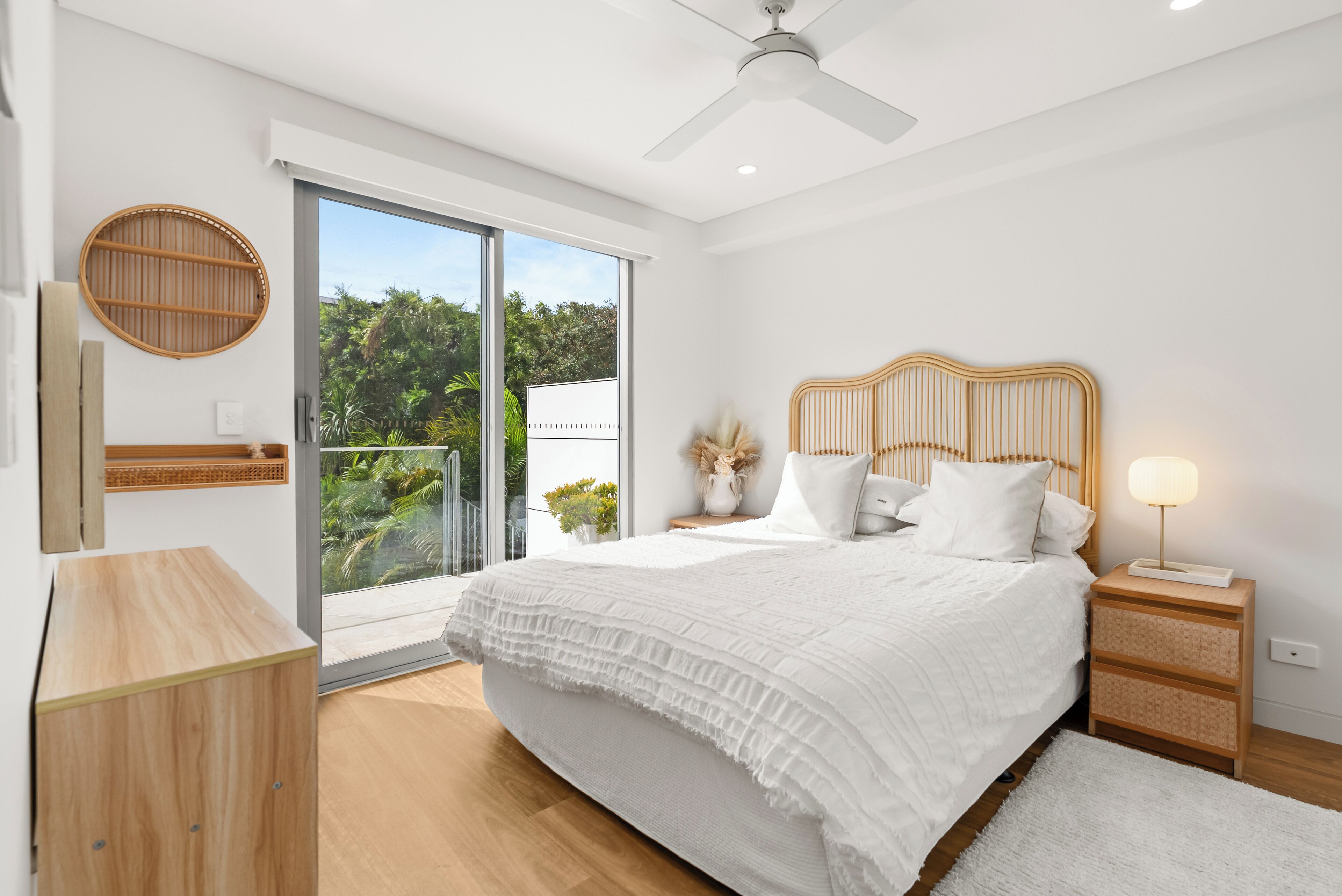 6 bedrooms, desk, iron/ironing board, travel cot