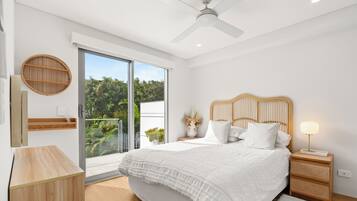 6 bedrooms, desk, iron/ironing board, travel cot